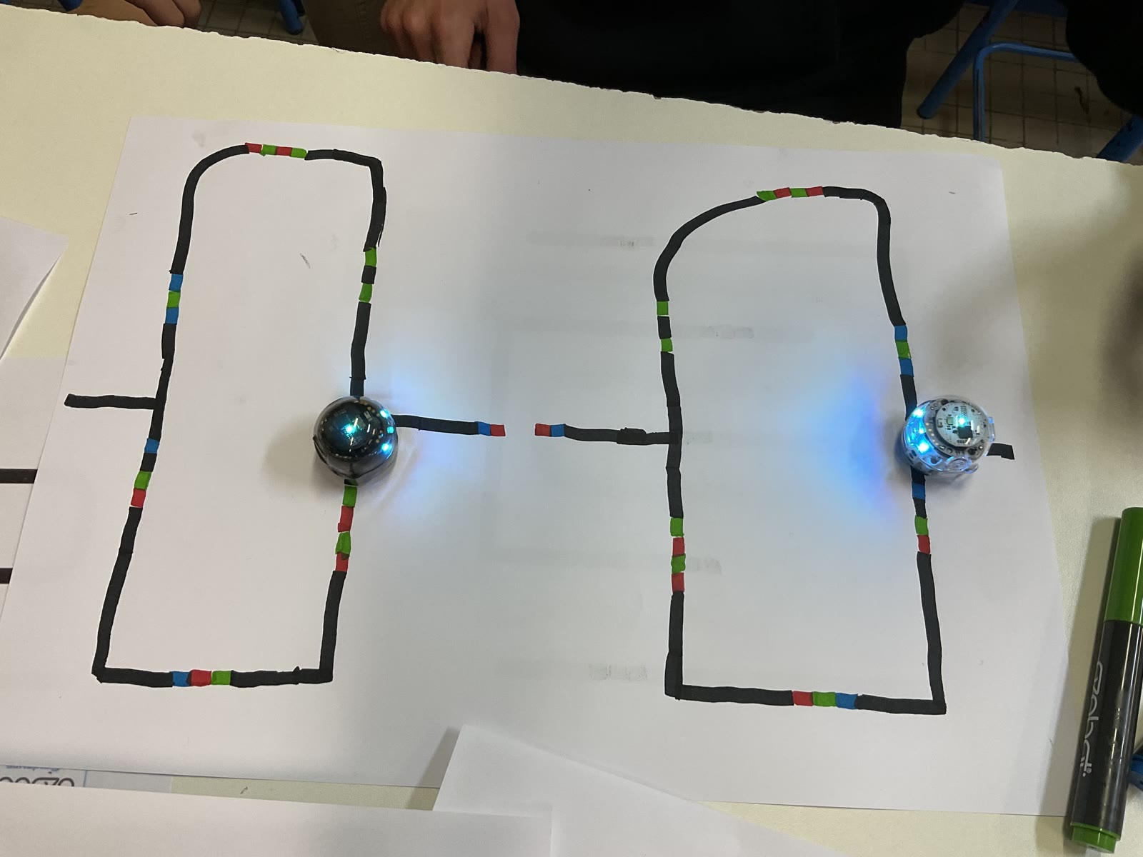 Des mini-robots sur un parcours dessiné
