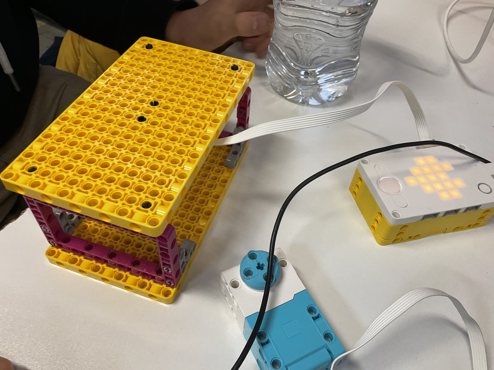 Prototype de plateforme LEGO relié à son boîtier