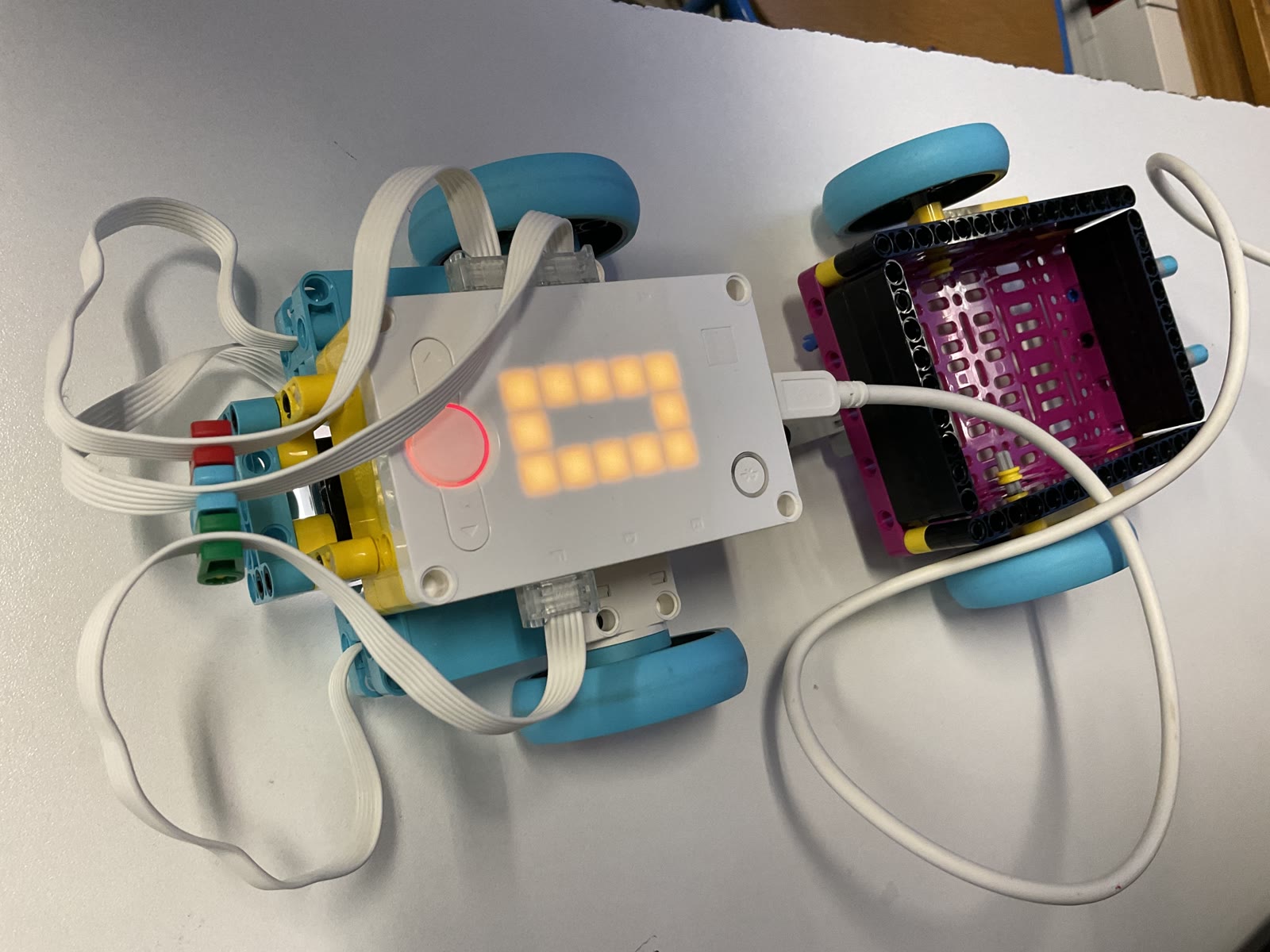 Moteurs, câbles et boîtier programmable LEGO Spike