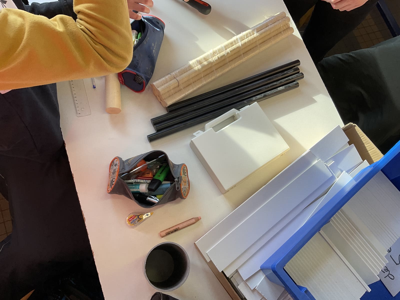 Des éléments de maquette réunis sur l’établi