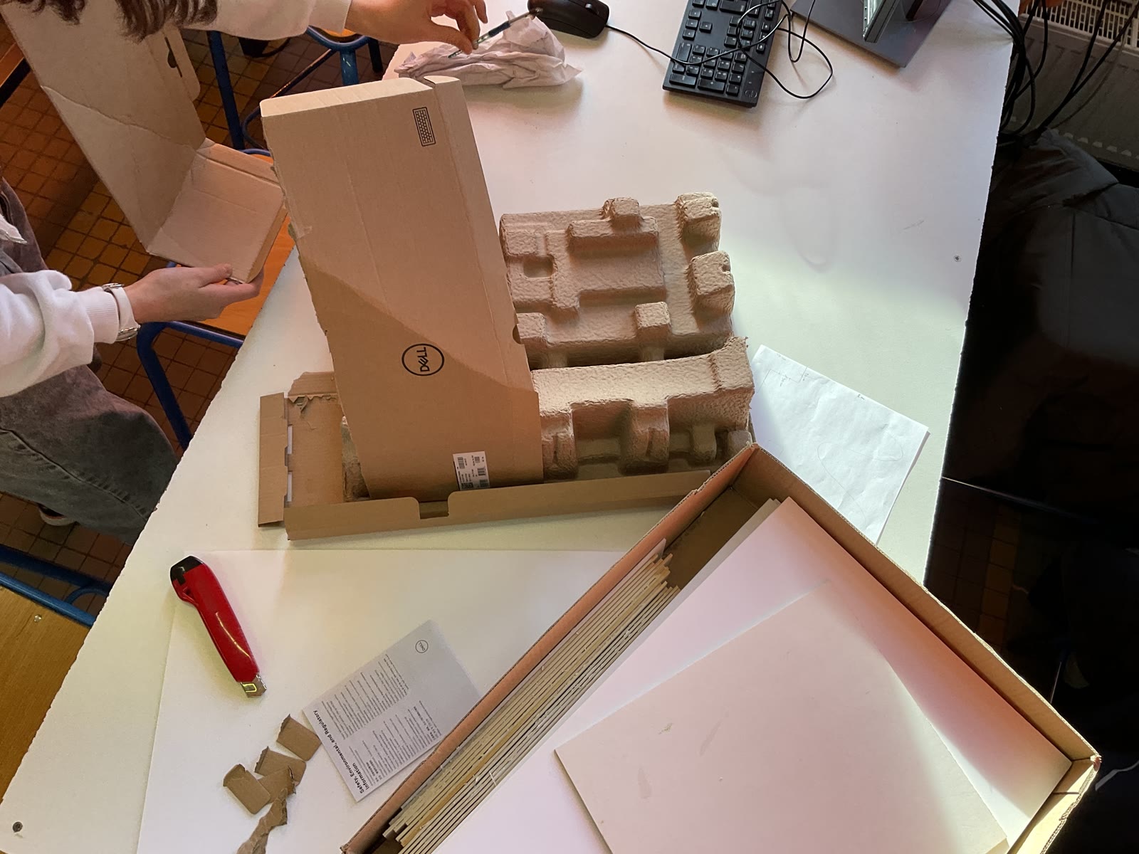 Une construction en carton en cours d’assemblage