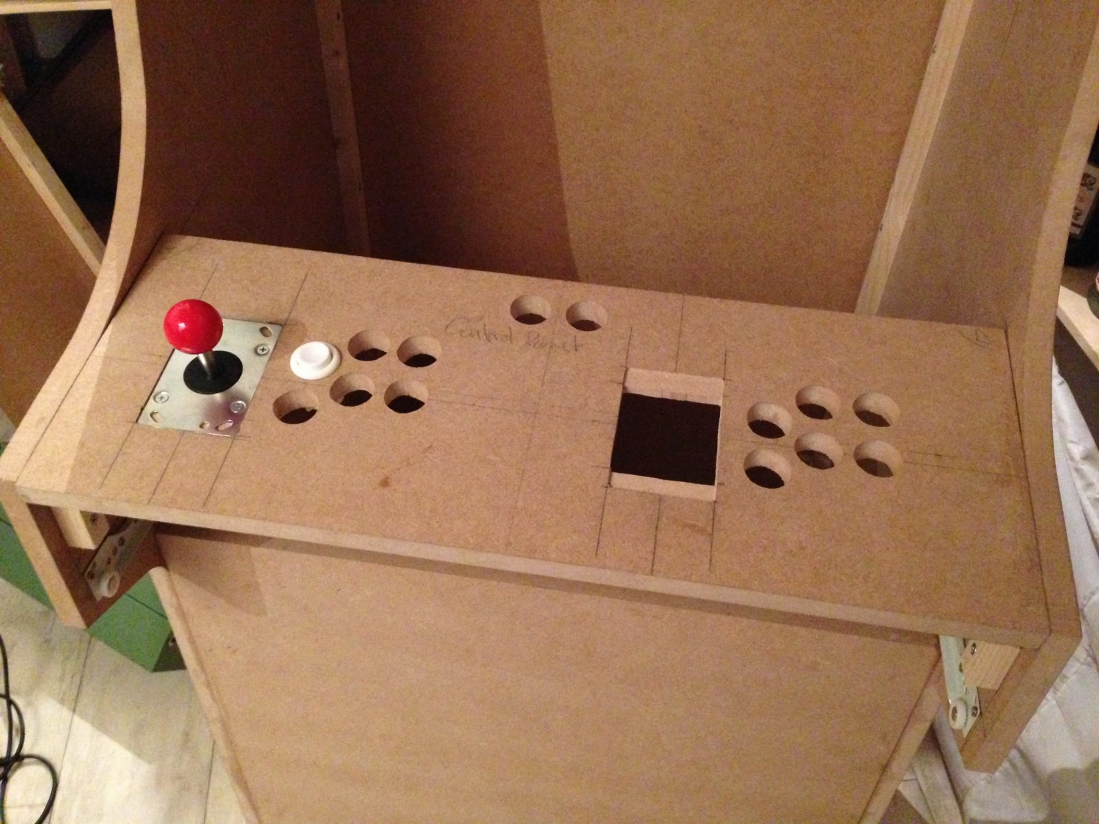 Pupitre de contrôle en MDF percé avec joystick Sanwa et boutons d'arcade