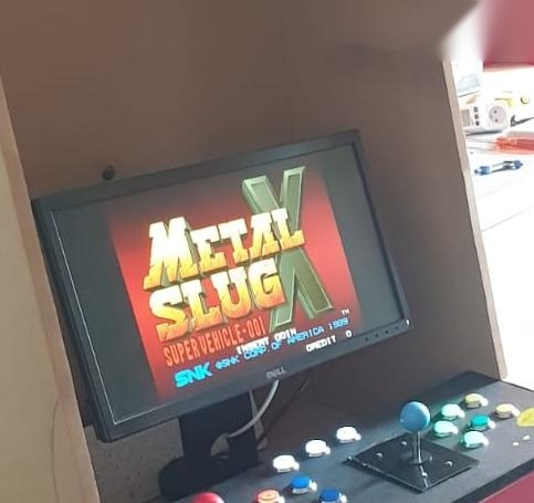 Gros plan sur l'écran en jeu Metal Slug X et le pupitre de commande Sanwa