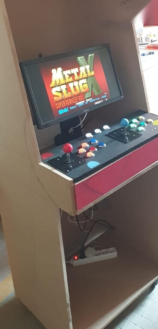 Borne finalisée et opérationnelle : session de jeu sous SNK Metal Slug X avec panel Pac-Man