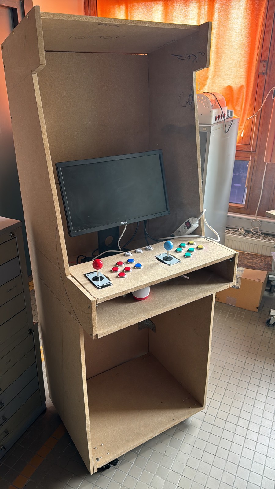 Assemblage physique de la structure en MDF sur roulettes avec écran Dell intégré