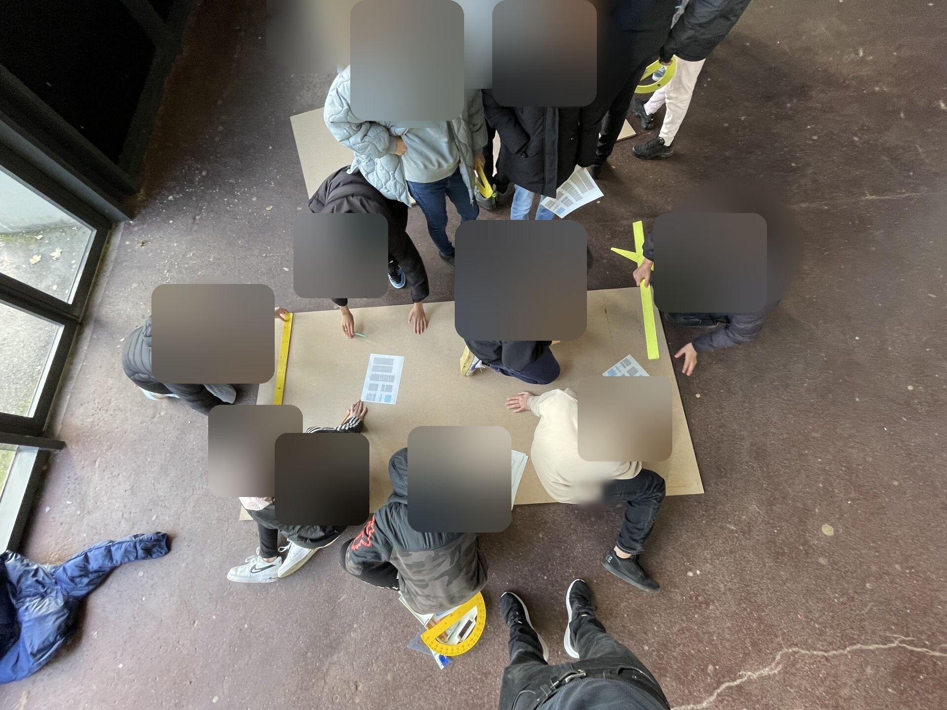 Session de traçage 1:1 : les élèves de 309 autour du panneau MDF de 250 x 122 cm