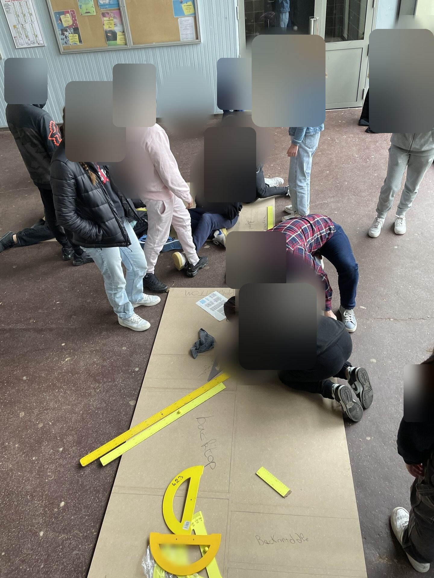 Travail collaboratif d'équipe sur le grand panneau brut au sol