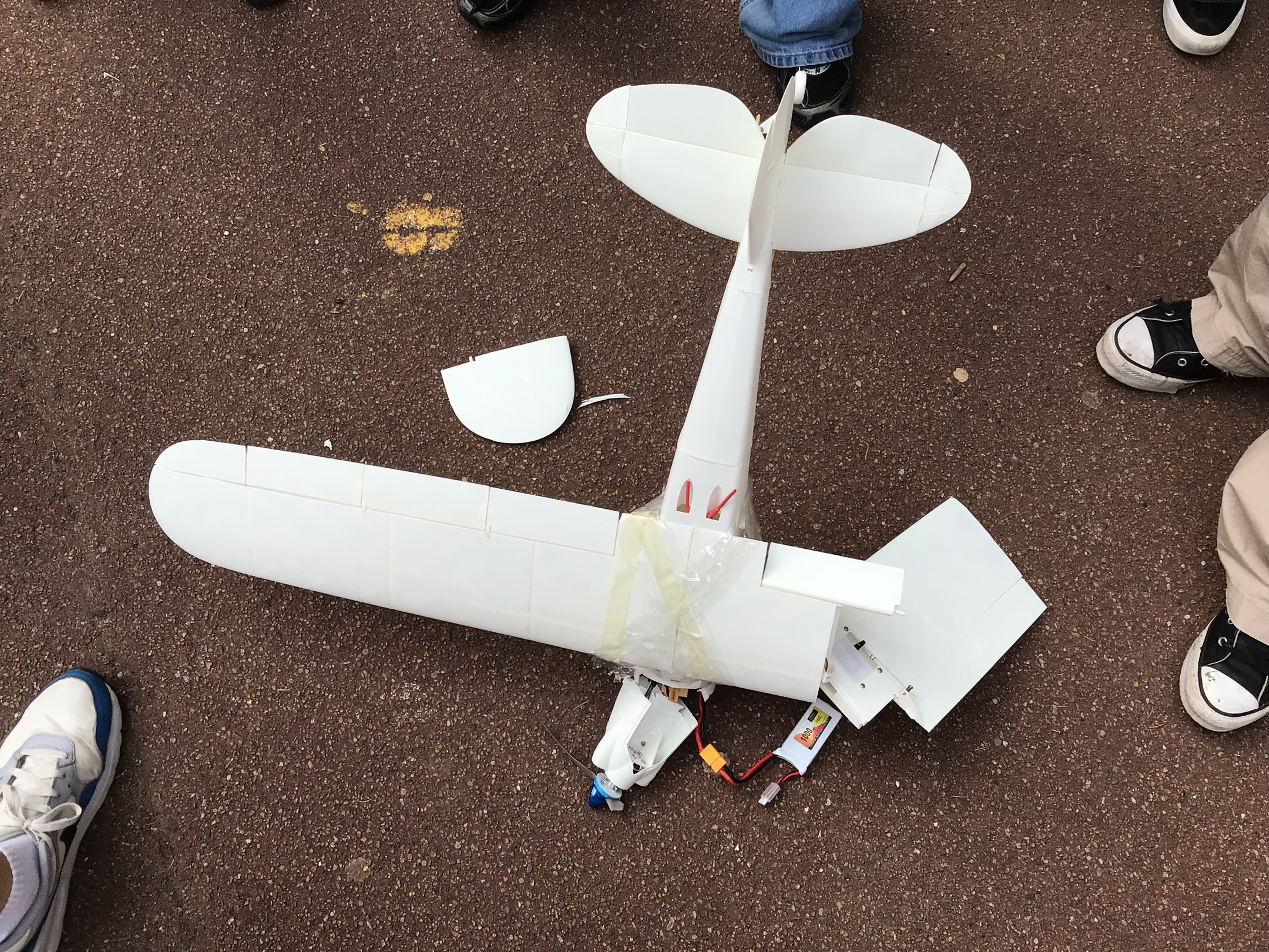 L'avion Eclipson Model B V2 assemblé et peint en bleu