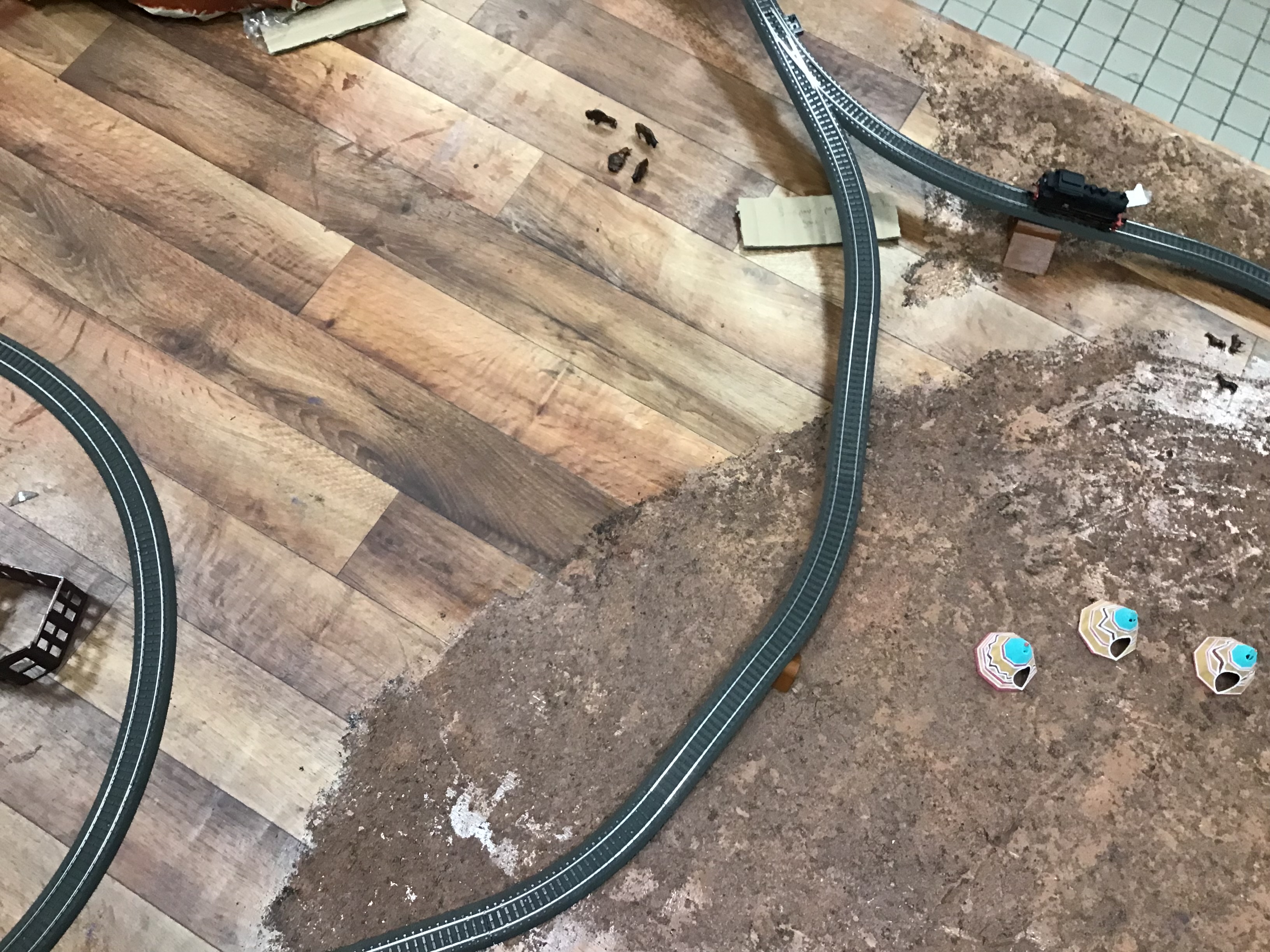 Reliefs en carton-pâte, ballastage et entrée de tunnel